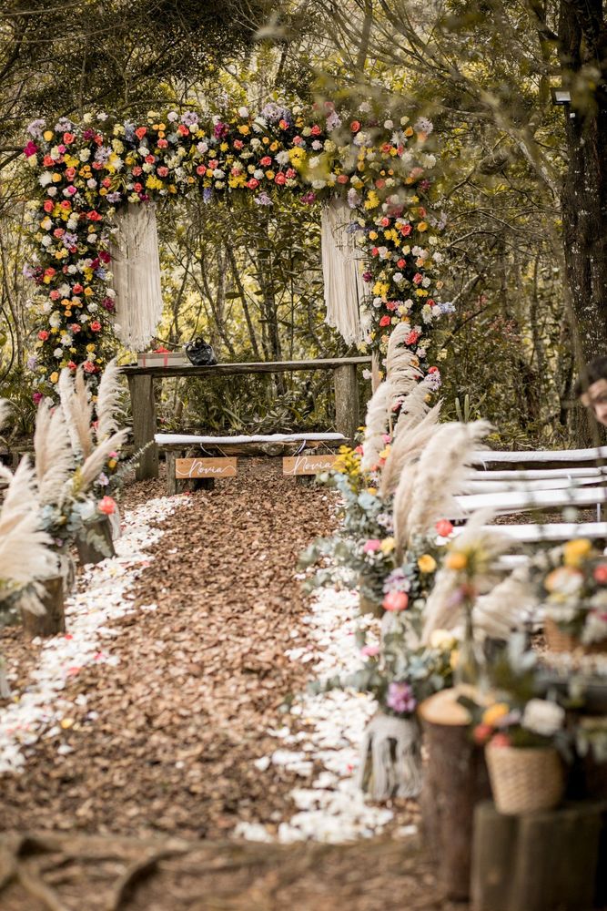 Arco floral y pasillo de la ceremonia en el bosque