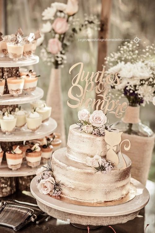 Torta de bodas y mesa de postres